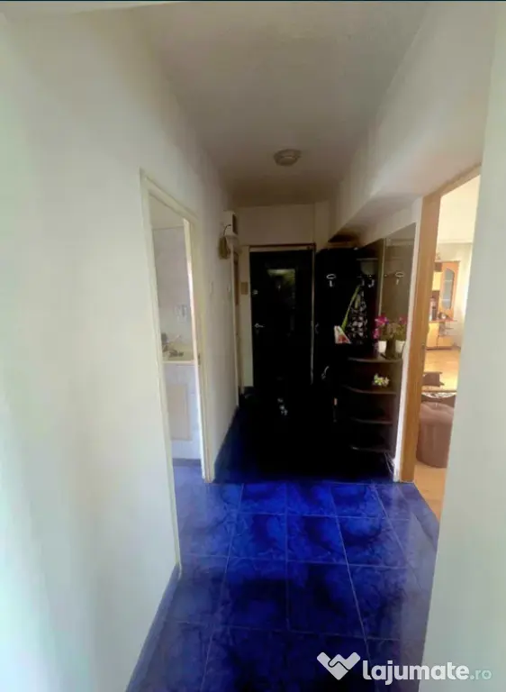 Apartament 3 camere, decomandat - zona Noua