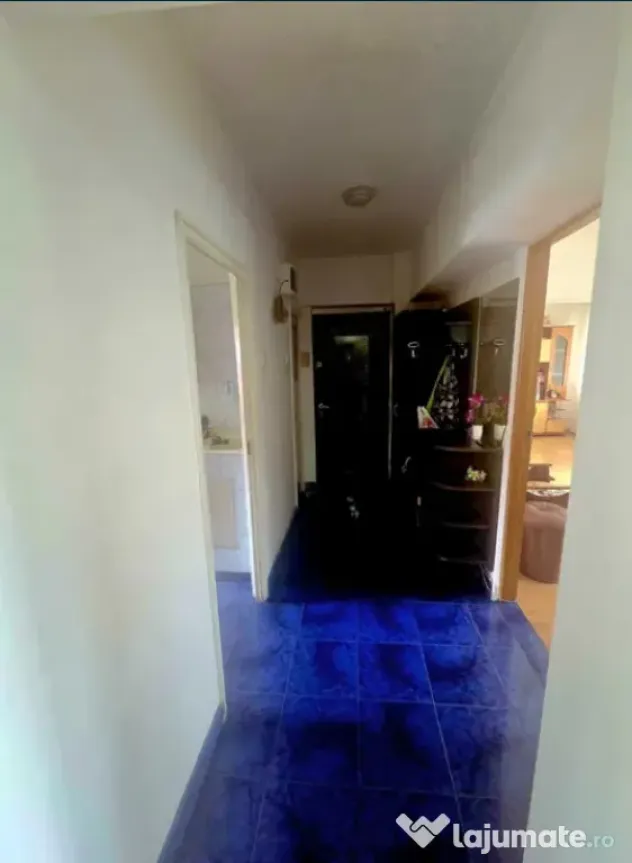 Apartament 3 camere, decomandat - zona Noua