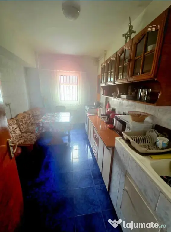Apartament 3 camere, decomandat - zona Noua