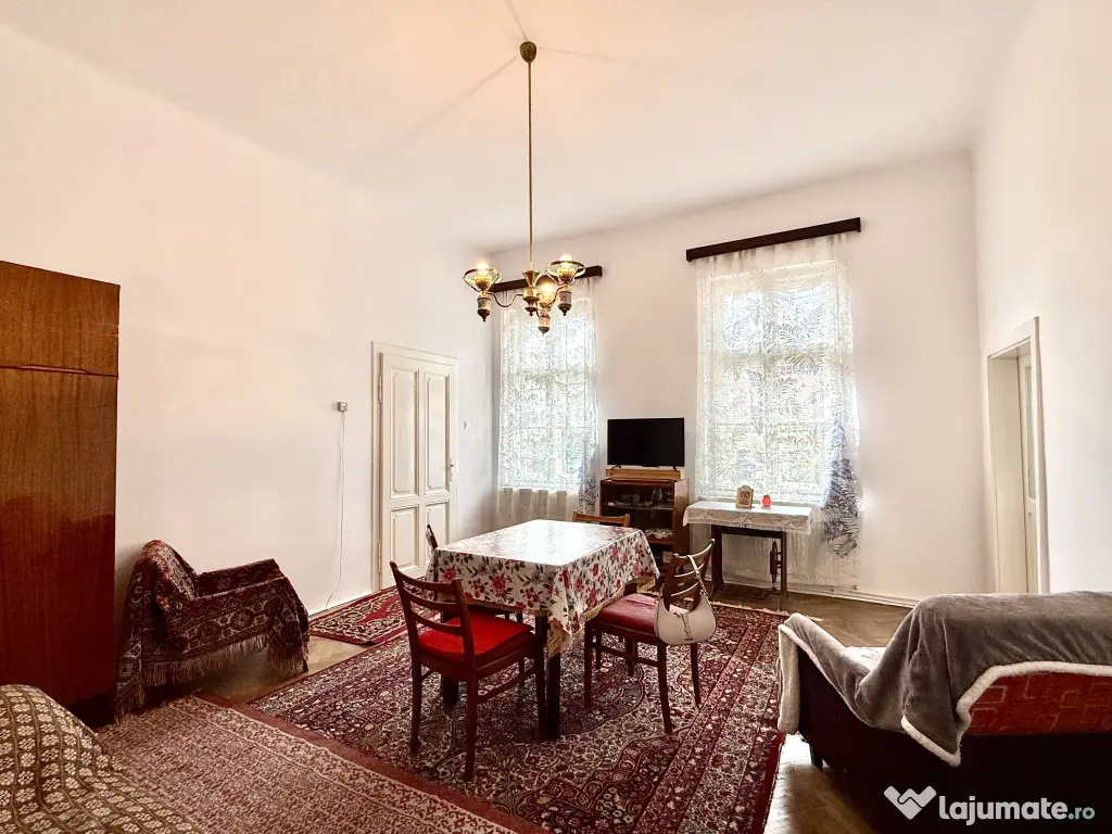 Apartament cu 2 camere | Zona Ultracentrală | Parcare | Etaj 1 | Pod | Pivniță