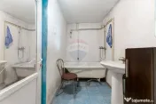 Casa compusa din doua corpuri in aceeasi curte