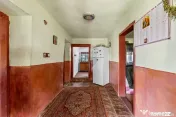 Casa compusa din doua corpuri in aceeasi curte 