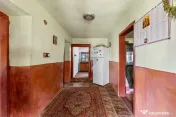 Casa compusa din doua corpuri in aceeasi curte