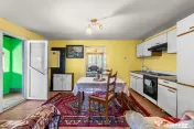 Casa compusa din doua corpuri in aceeasi curte