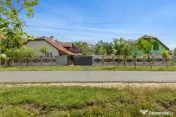Casa compusa din doua corpuri in aceeasi curte
