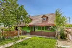 Casa compusa din doua corpuri in aceeasi curte
