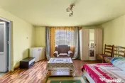 Casa compusa din doua corpuri in aceeasi curte 