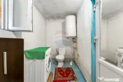 Casa compusa din doua corpuri in aceeasi curte 