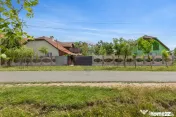 Casa compusa din doua corpuri in aceeasi curte 