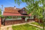 Casa compusa din doua corpuri in aceeasi curte