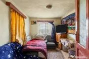 Casa compusa din doua corpuri in aceeasi curte