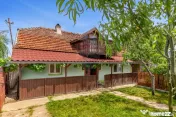 Casa compusa din doua corpuri in aceeasi curte 