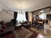 Apartament 3 camere cu curte 105mp si beci, parter de vila 