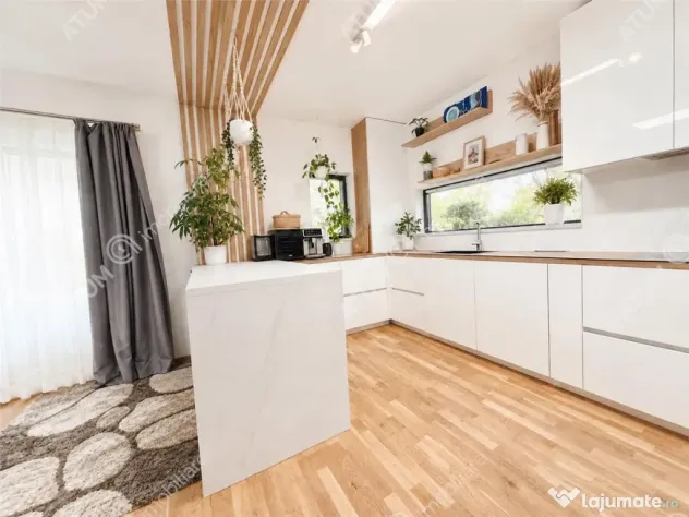 Casa moderna cu 5 camere si teren de 250 mp in Cristian zona