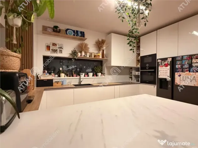 Casa moderna cu 5 camere si teren de 250 mp in Cristian zona