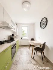 Kasper Coresi Pietonala-2 camere, decomandat, etaj 1/6, parcare, boxa! 