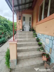 Casa de vanzare 5 camere , garaj si teren 5000 mp