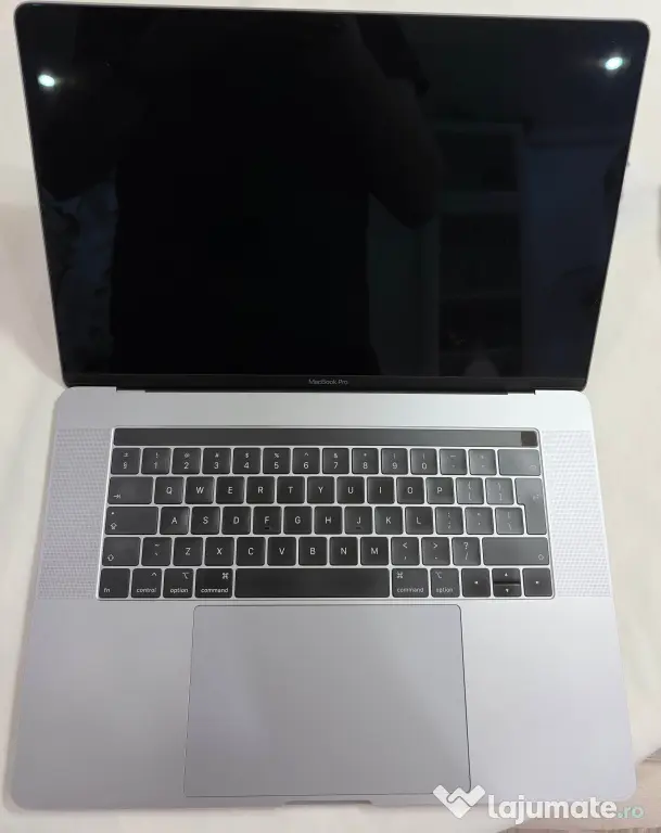 MacBook Pro 15" 2018 – i7, 16GB RAM, Radeon 555X 4GB, SSD 256GB