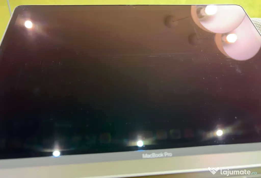 MacBook Pro 15" 2018 – i7, 16GB RAM, Radeon 555X 4GB, SSD 256GB
