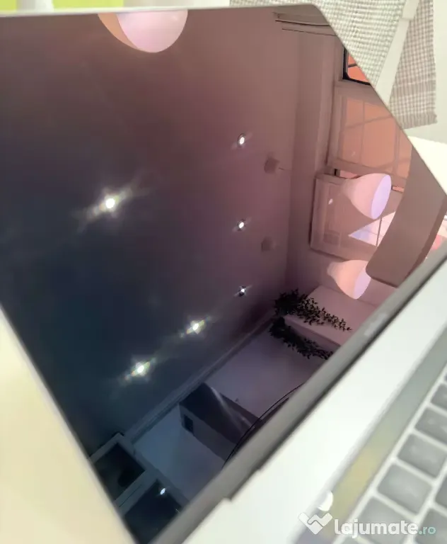 MacBook Pro 15" 2018 – i7, 16GB RAM, Radeon 555X 4GB, SSD 256GB