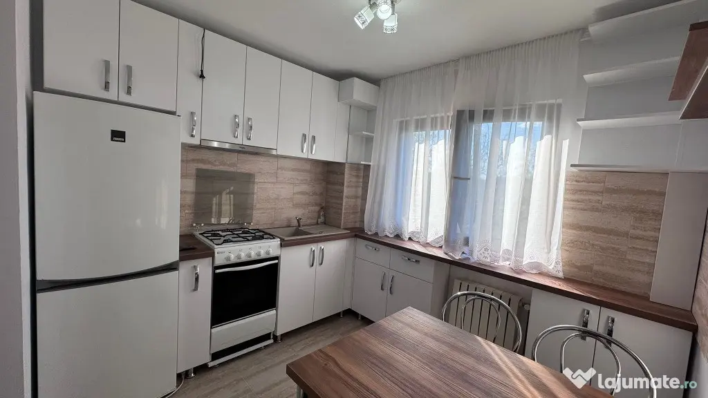 Apartament 4 camere de închiriat, str. Călugăreni
