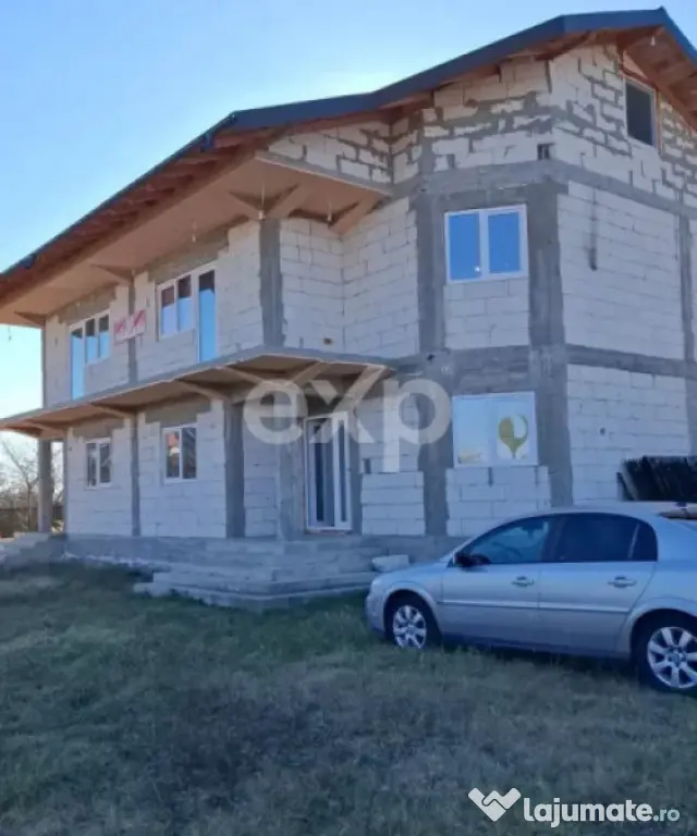 Duplex complet pentru 2 familii – 326 mpși 2.000 mp teren