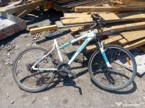 vând bicicletă ușoară, de aluminiu care necesită reparații