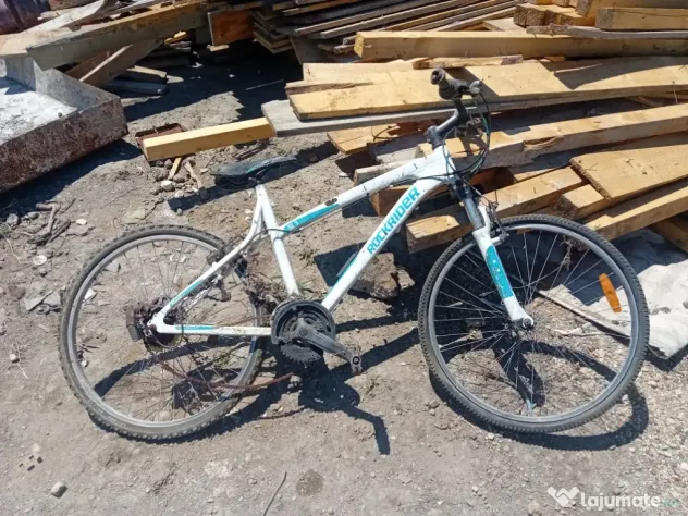 vând bicicletă ușoară, de aluminiu care necesită reparații