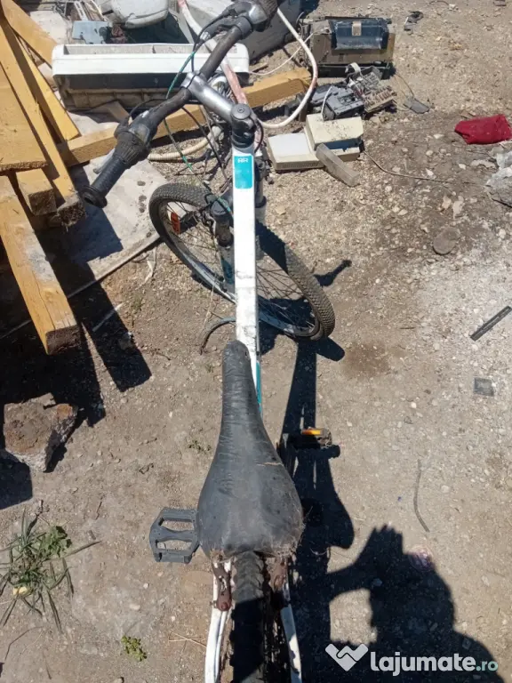 vând bicicletă ușoară, de aluminiu care necesită reparații