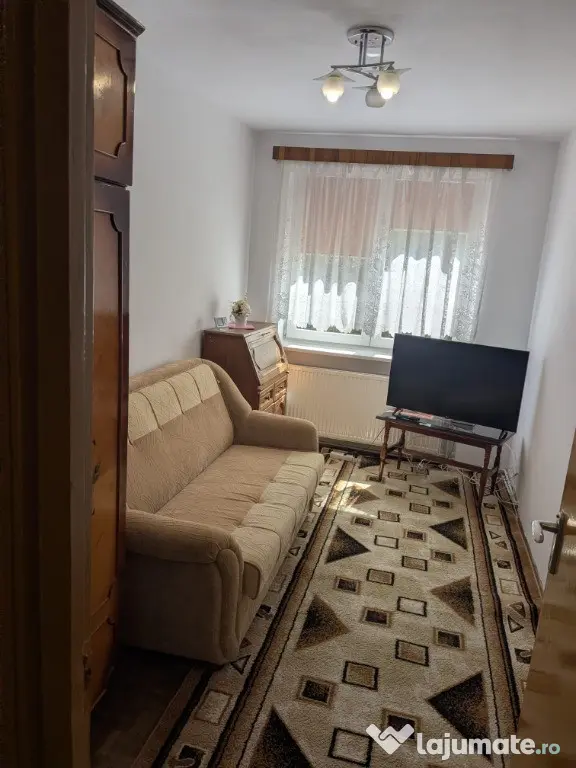 Inchiriez apartament 3 camere pentru studenti in Sibiu