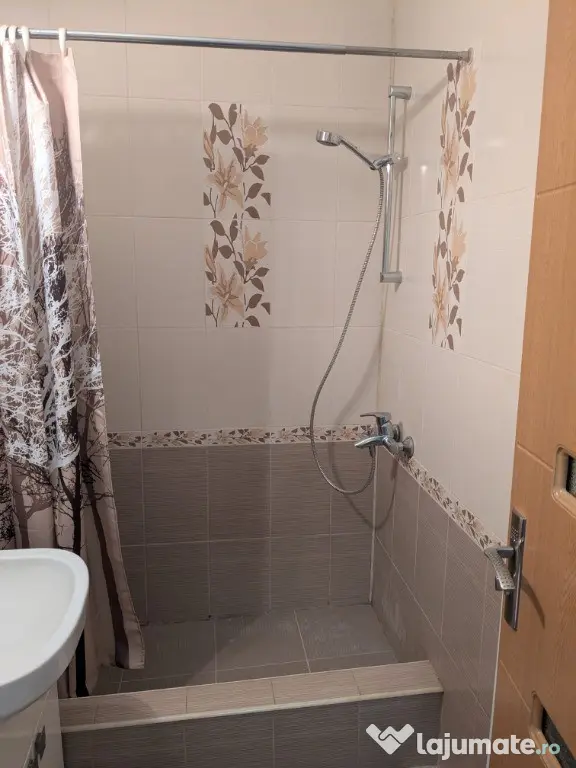 Inchiriez apartament 3 camere pentru studenti in Sibiu