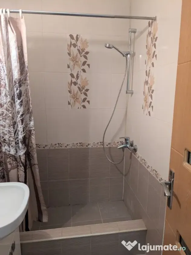 Inchiriez apartament 3 camere pentru studenti in Sibiu
