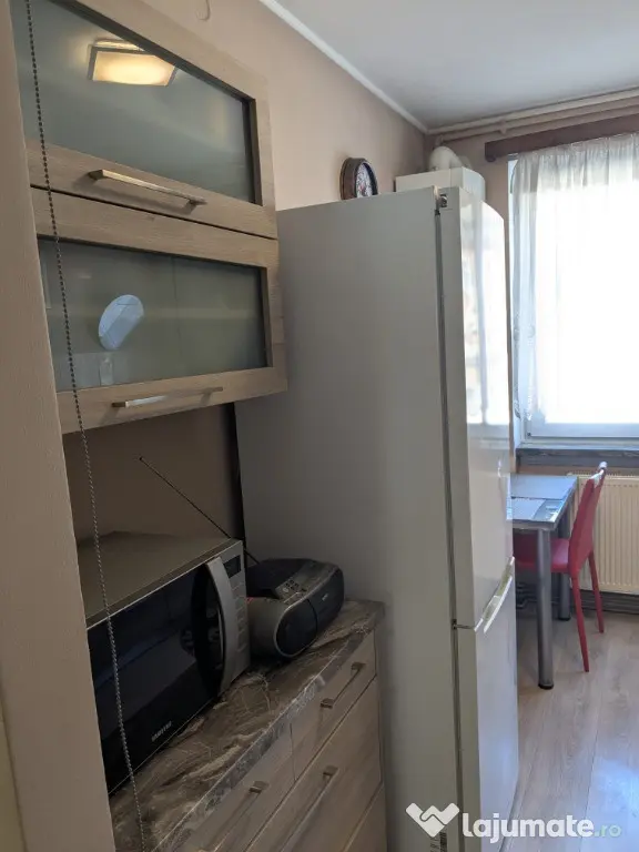 Inchiriez apartament 3 camere pentru studenti in Sibiu