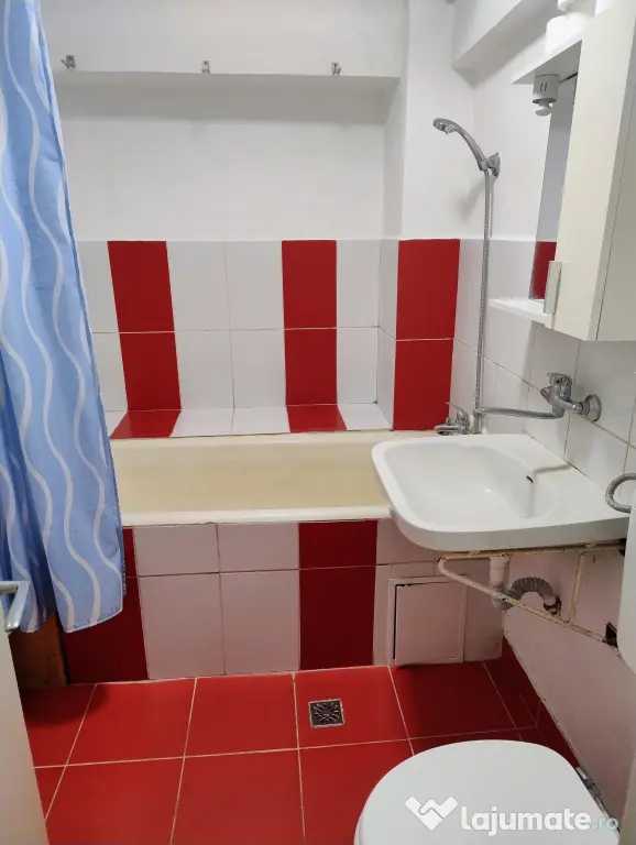 Apartament 4 camere decomandate, 2 băi, etaj 3 din 8 (cu lift), 84 mp, Satu Mare
