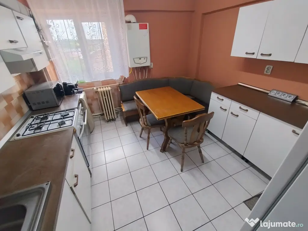 Apartament 4 camere decomandate, 2 băi, etaj 3 din 8 (cu lift), 84 mp, Satu Mare