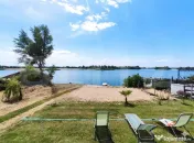 Teren pentru casă de vacanță cu plaja în Apa