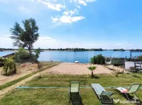 Teren pentru casă de vacanță cu plaja în Apa