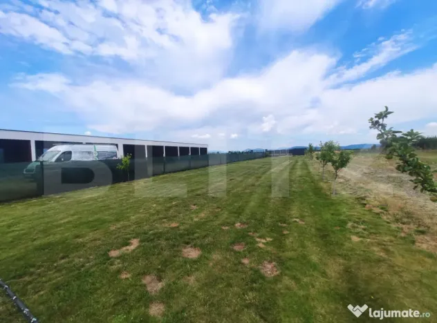 Teren pentru casă de vacanță cu plaja în Apa