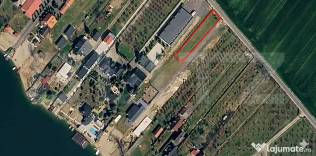 Teren pentru casă de vacanță cu plaja în Apa