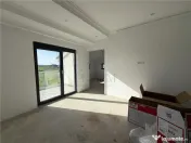 Apartament 3 camere - bucatarie separata - curte proprie 