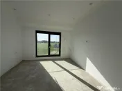 Apartament 3 camere - bucatarie separata - curte proprie 