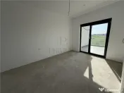 Apartament 3 camere - bucatarie separata - curte proprie 