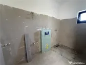 Apartament 3 camere - bucatarie separata - curte proprie 