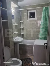 Apartament cu 3 camere, semidecomandat, etaj intermediar, zo 