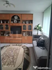 Apartament cu 3 camere, semidecomandat, etaj intermediar, zo 