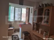 Apartament cu 3 camere, semidecomandat, etaj intermediar, zo 