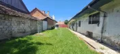 Proprietate cu potențial, casă + șură stejar și livadă 