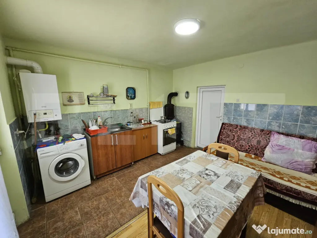 Casă renovată, 4.237mp teren intravilan, Dublu front strad