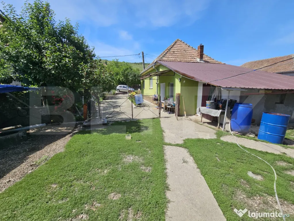 Casă renovată, 4.237mp teren intravilan, Dublu front strad
