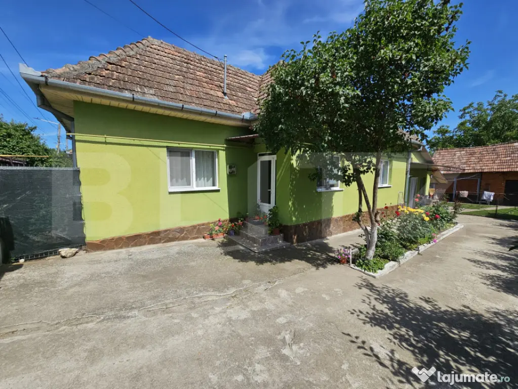Casă renovată, 4.237mp teren intravilan, Dublu front strad